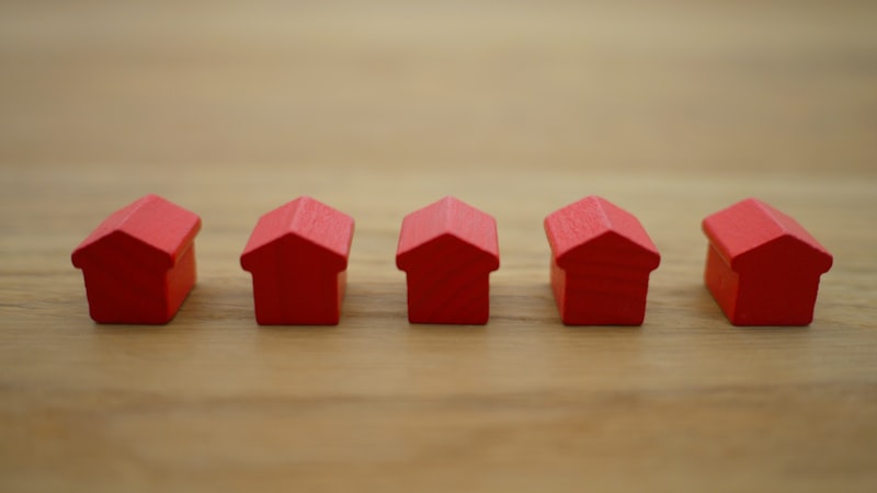House exterior — fixed vs variable mortgage rate comparison